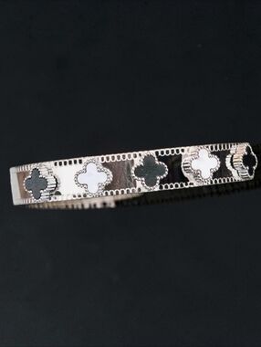 BLACK AND WHITE CLOVER BANGLE CUFF BRCELET STAINLESS STEEL 5.5 - 6